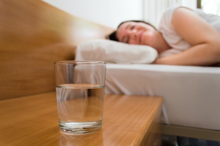 Nhiều người nhận định rằng, tu một ly nước trước lúc chuồn ngủ tiếp tục tách cô quánh ngày tiết, kể từ cơ tách nguy hại đột quỵ. (Ảnh minh hoạ)