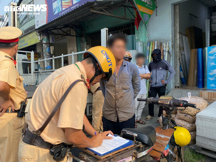 Dù biết lái xe cũ nát không đảm bảo an toàn, gay nguy hiểm cho người dân tham gia giao thông nhưng nhiều tài xế vẫn viện cớ khó khăn chưa đủ tiền mua xe mới.