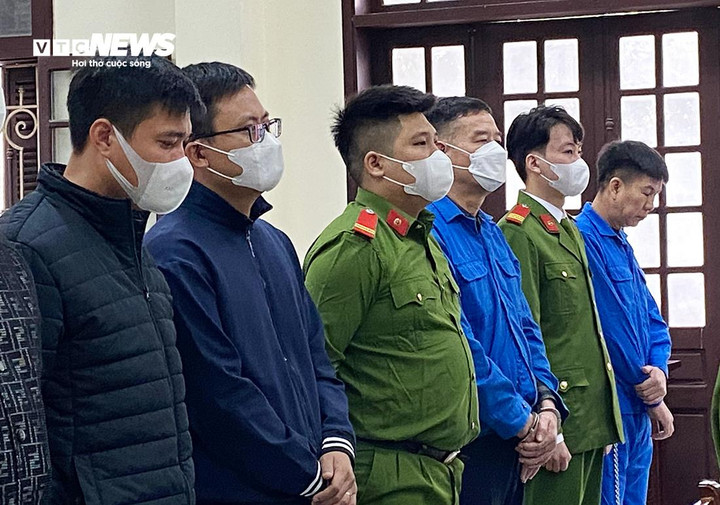 Bị cáo Trần Tiến Quang (thứ 3 từ trái sang) hầu toà.