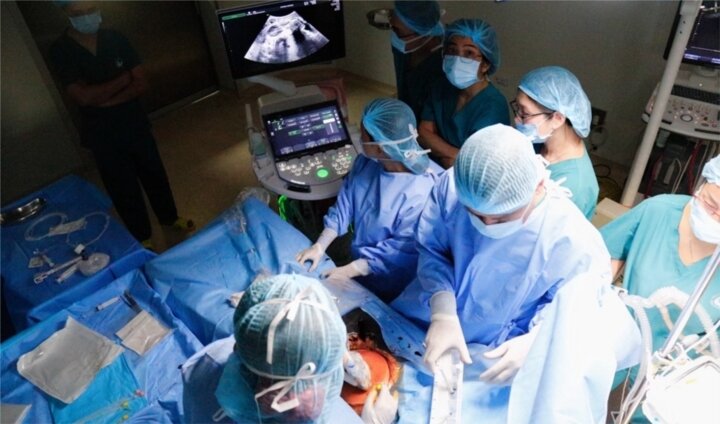 Ekip 2 cơ sở y tế đang được tiến hành ca thông tim xuyên tử cung cứu giúp thai nhi bị dị dạng tim khi sinh ra đã bẩm sinh thứ nhất bên trên nước ta. (Ảnh: BVCC)