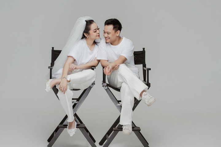 "Là món quà bất ngờ trong ngày cưới, có lẽ việc khó khăn nhất là phải giữ bí mật tuyệt đối với cô dâu. Chính vì lý do đó mà toàn bộ ê-kíp quay phải chuẩn bị cũng như lên phương án một cách cẩn thận để đảm bảo chất lượng, nhưng không được để cô dâu đoán biết được kế hoạch", nam nhạc sĩ cho hay.