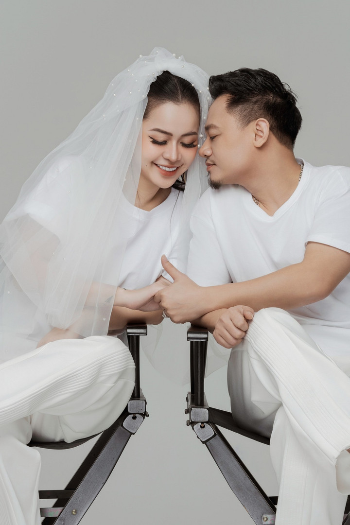 Nam nhạc sĩ nhấn mạnh: "Việc quay MV trong chính lễ cưới giống như chọn một chiếc hộp vừa vặn, một tờ giấy gói lịch thiệp và một chiếc nơ thật xinh để gói lại món quà âm nhạc mà chú rể và anh em bạn bè nghệ sĩ muốn dành tặng cho cô dâu nói riêng, cũng như các bạn gái chuẩn bị kết hôn nói chung".