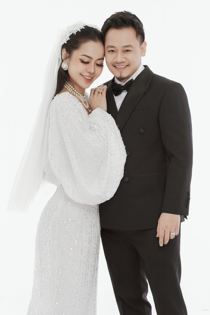 Sau lễ cưới diễn ra tại rừng thông, "Yêu nữ hàng hiệu" Vũ Hạnh Nguyên và nhạc sĩ Nguyễn Đức Cường tung loạt ảnh cưới cá tính, độc đáo khiến khán giả thích thú.