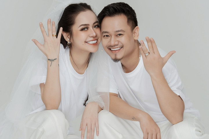 Trong loạt ảnh, cặp đôi diện trang phục đơn giản, vui vẻ tạo dáng bên nhau. Chia sẻ về cuộc sống sau đám cưới, Vũ Hạnh Nguyên cho hay: "Đã bên nhau 8 năm nên mọi thứ cũng không xáo trộn gì sau khi chính thức trở thành vợ chồng. Đám cưới như một điều mà anh Cường làm để thực hiện ước mơ của tôi, giống mọi cô gái là có một đám cưới cổ tích, tại rừng thông nơi mà tôi cực kỳ yêu thích”.