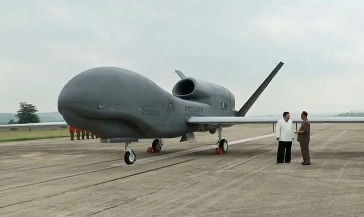 Leader Kim Jong-un inspected a UAV model similar in shape to the US RQ-4 Global Hawk.