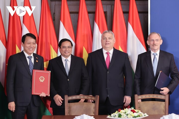 Hai Thủ tướng chứng kiến lễ ký Hiệp định giữa Chính phủ Việt Nam và Chính phủ Hungary về hợp tác phòng, chống tội phạm xuyên quốc gia có tổ chức.
