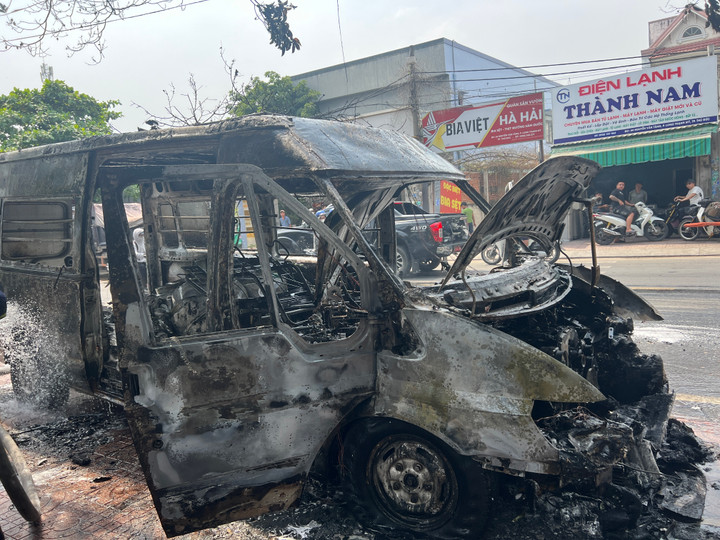 Chiếc xe 16 chỗ bị cháy rụi phần đầu.