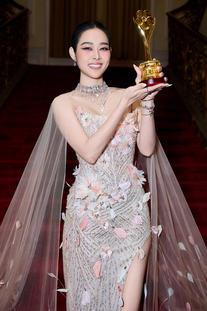 Diệp Bảo Ngọc giành giải "Nữ diễn viên Điện ảnh – Truyền hình xuất sắc" tại Mai vàng 2023.