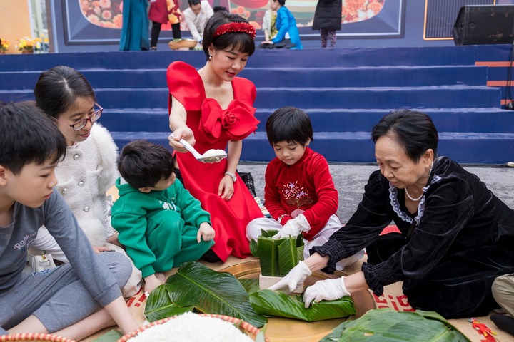 Các nguyên liệu cũng được bán sẵn để giúp du khách có thể tự trải nghiệm làm bánh ngày Tết.
