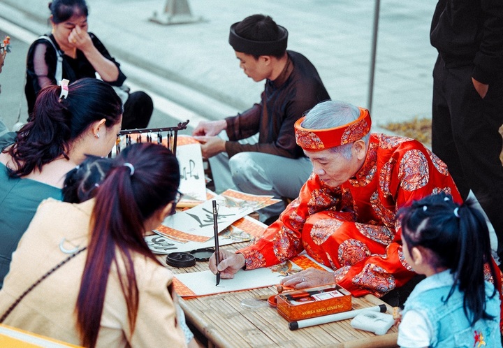 Du khách thoả thích trải nghiệm các hoạt động vui chơi, văn hóa truyền thống trong những ngày giáp Tết.