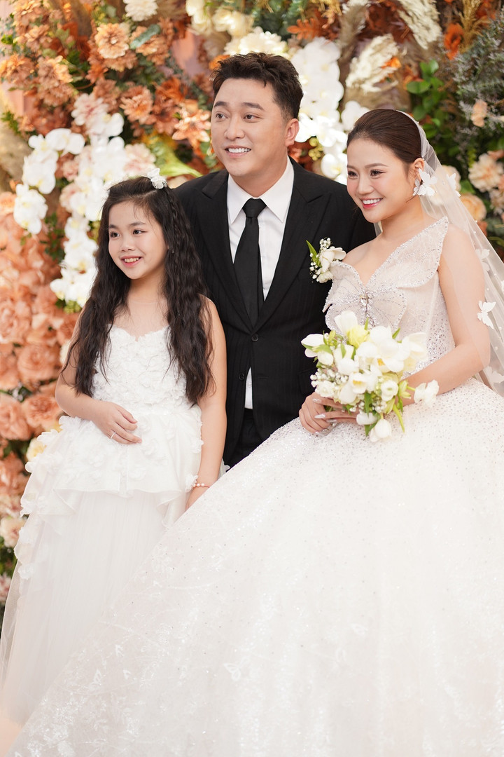 Tối 21/1, đám cưới của ca sĩ Yanbi và diễn viên Trang Abby (Thu Trang) đã diễn ra tại một trung tâm tiệc cưới ở quận Hoàn Kiếm, Hà Nội. Trước đó, cặp đôi đã tổ chức lễ ăn hỏi tại quê nhà cô dâu ở Thái Bình.