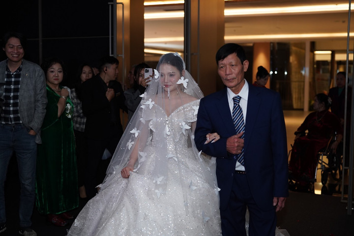 Yanbi tên thật là Tô Minh Vũ, từng được xem là “hiện tượng" của làng nhạc Việt vào năm 2009-2012, được đông đảo thế hệ 8x, 9x biết tới với bản hit Thu cuối kết hợp cùng Mr.T và Hằng BingBoong. Trang Abby tên thật là Trần Thu Trang, sinh năm 1999 ở Thái Bình. Cô từng theo đuổi ngành Y nhưng sau đó rẽ hướng theo học Đại học Sân khấu - Điện ảnh Hà Nội chuyên ngành Diễn viên kịch - Điện ảnh.