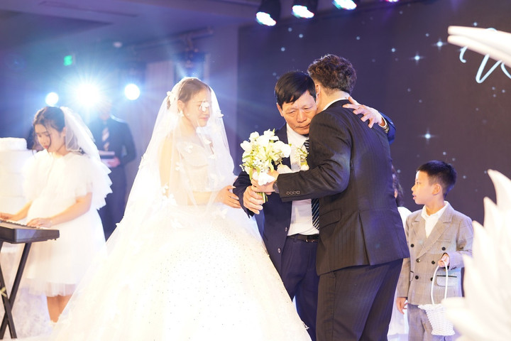 Trang Abby và Yanbi gặp nhau tại một đêm diễn ở Kon Tum. Sau khi tìm hiểu và cảm thấy có nhiều điểm chung, cặp đôi chính thức hẹn hò vào tháng 3/2023.