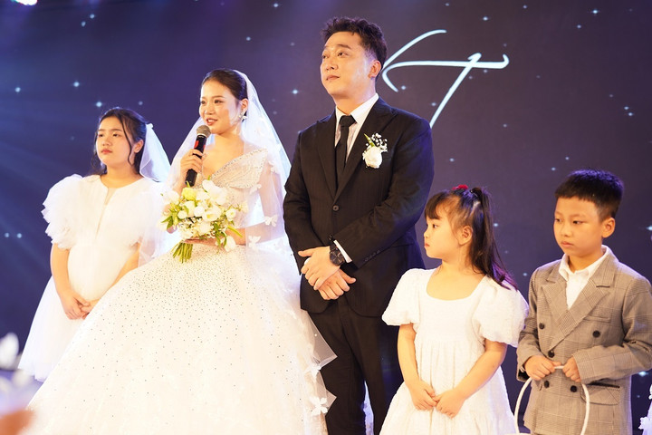 Trên lễ đường, cặp đôi xúc động chia sẻ những kỷ niệm đẹp sau gần 1 năm gắn bó.