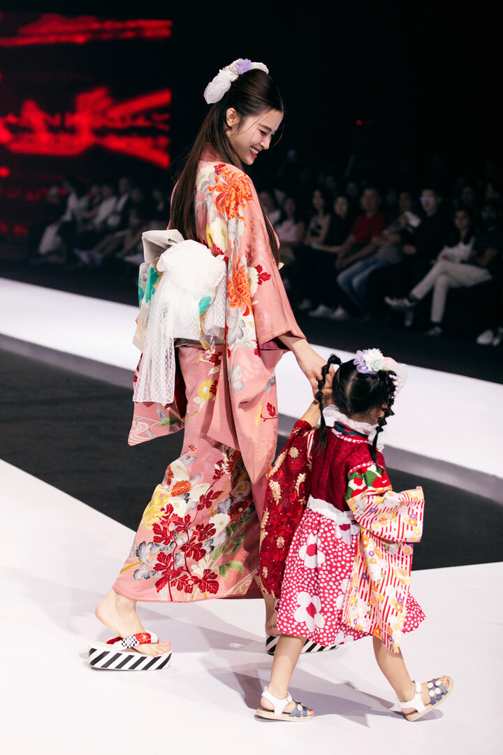 Đông Nhi và con gái diện kimono, trình diễn ở vị trí vedette trong bộ sưu tập của nhà thiết kế Nhật Bản Matsukawa Moeka. Dù đường băng dài, bé Winnie vẫn hợp tác catwalk cùng mẹ.