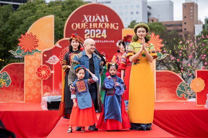 Trong bộ sưu tập này, NTK Cao Minh Tiến sử dụng chất liệu truyền thống của người miền núi. Bộ sưu tập có những miếng thổ cẩm cổ hàng trăm năm tuổi, được tìm kiếm, tái chế từ những chiếc áo cổ và được đưa vào phối với chất liệu đương đại, đón đầu xu hướng năm 2023 là demin. Sự kết hợp tạo nên sức sống mới cho chất liệu truyền thống.