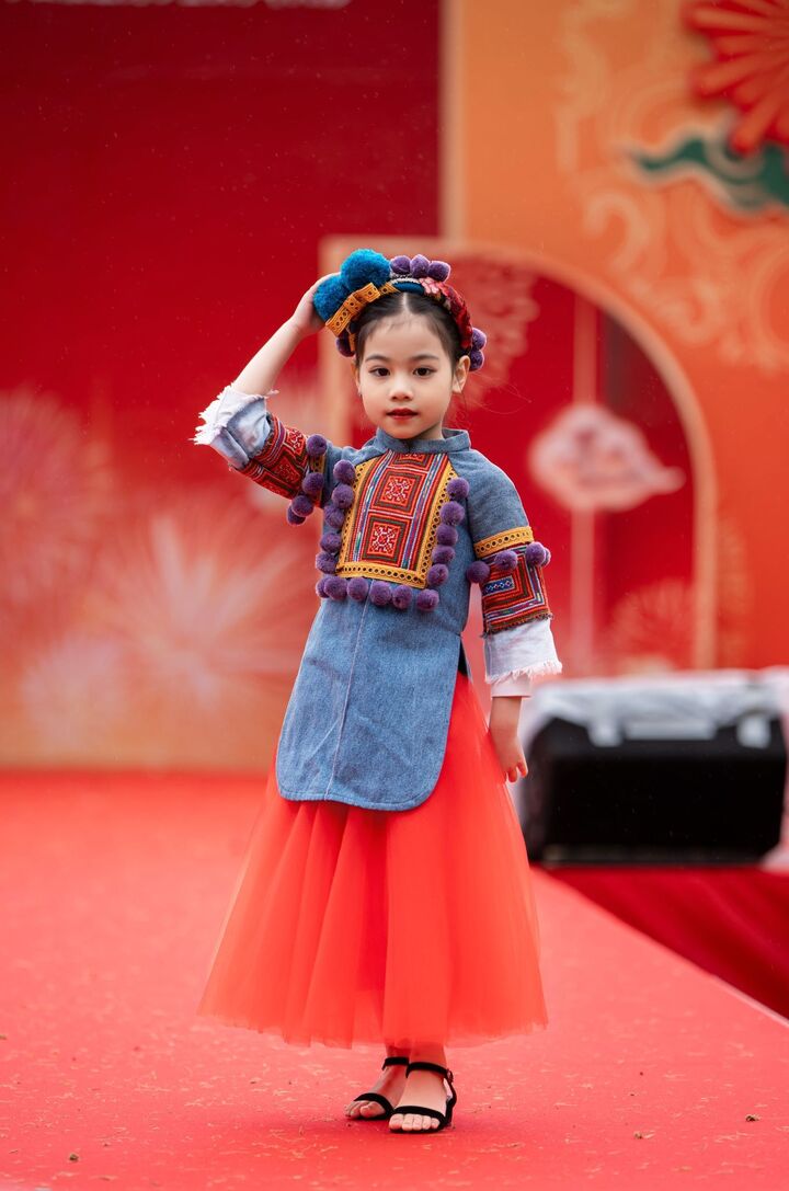 Cũng trong khuôn khổ Tuần lễ áo dài Việt Nam tại Fukuoka, bé Hoàng Diệp đã tham gia trình diễn trong bộ sưu tập “Ẳn Xư Mờây Ỏ” - “Một chiếc áo mới” của NTK Cao Minh Tiến. Bộ sưu tập được lấy cảm hứng từ niềm vui của bà con dân tộc miền núi khi làm xong một chiếc áo mới cho mình, cho người thân. Họ nâng niu, giữ gìn chiếc áo và mặc trong những dịp trọng đại.