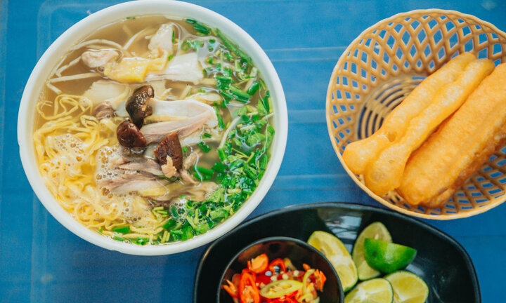 Bún thang Bà Đức – món ngon gần Hồ Gươm nổi tiếng lâu đời. (Ảnh sưu tầm)