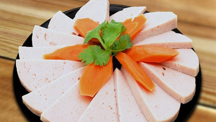 Đĩa giò, chả được cắt tỉa hình hoa đẹp mắt góp phần giúp mâm cỗ thêm trọn vẹn. (Ảnh: Coedo)
