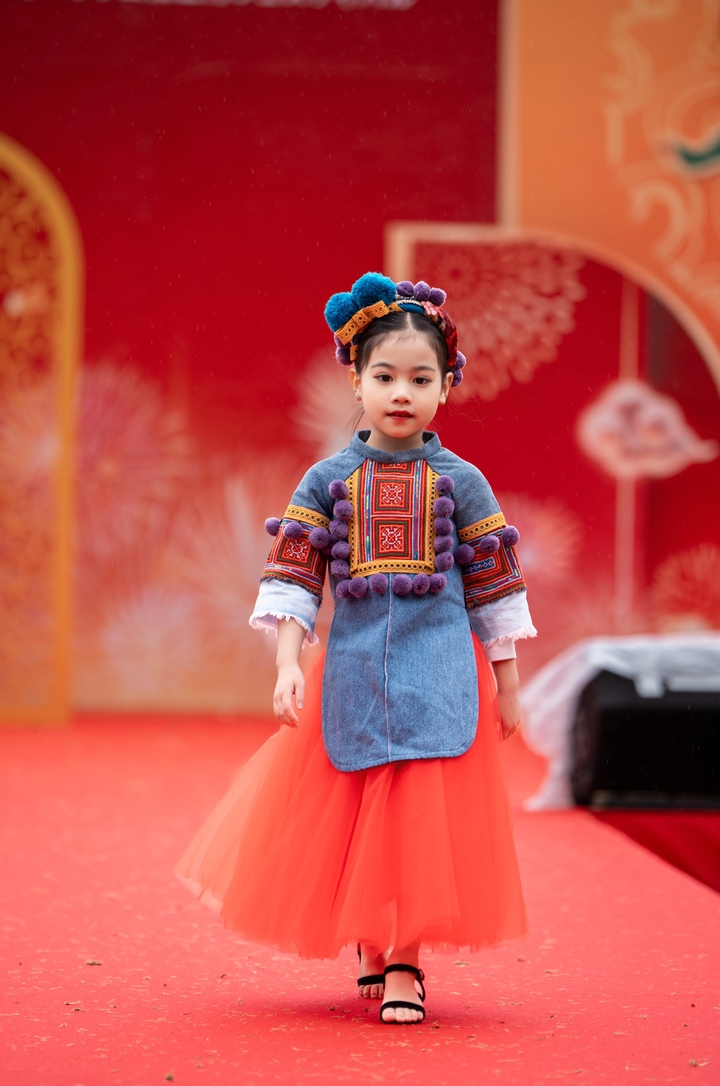 Chọn mẫu nhí Hoàng Diệp trình diễn trong bộ sưu tập, NTK Cao Minh Tiến cho biết, mẫu nhí 5 tuổi đã thể hiện đúng tinh thần mà anh mong muốn, đó là sự lưu giữ, tiếp nối những giá trị văn hoá truyền thống của thế hệ tương lai.