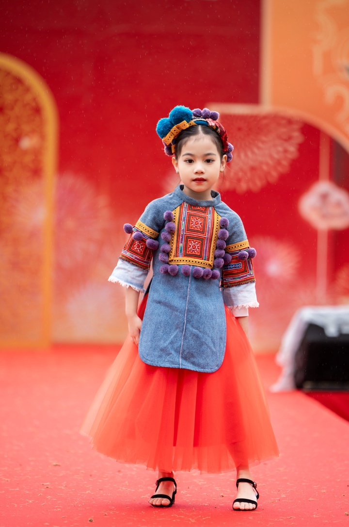 Còn nhỏ tuổi nhưng Hoàng Diệp đã có những thành tích đáng khích lệ. Mới đây, cô bé là mẫu nhí nhỏ tuổi nhất lịch sử Vietnam International Fashion Week. Chỉ 5 tuổi nhưng thần thái và biểu cảm của bé rất chuyên nghiệp. Tham gia nhiều hoạt động nghệ thuật từ khi còn nhỏ, người mẫu nhí và gia đình định hướng theo đuổi con đường thời trang chuyên nghiệp trong tương lai.