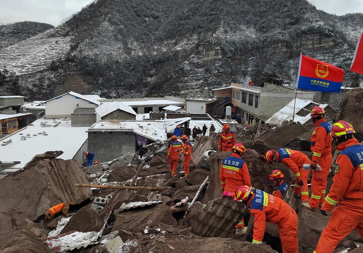 Lực lượng cứu hộ Trung Quốc trèo qua đống đổ nát để tìm kiếm những người sống sót trong tuyết. (Ảnh: Reuters)