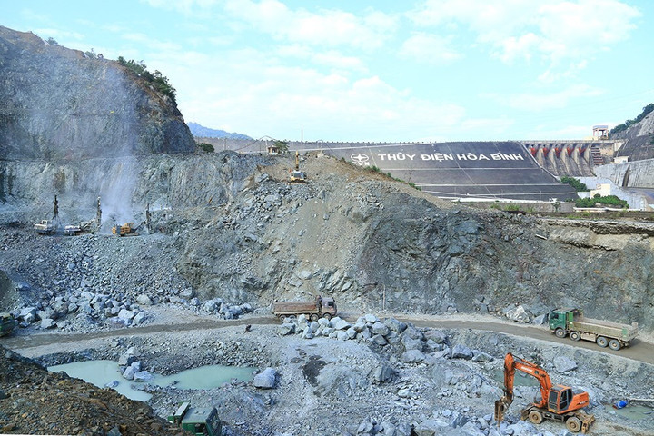 Khu vực thi công hố móng nhà máy - dự án Nhà máy thủy điện Hòa Bình mở rộng. (Ảnh: TTXVN)