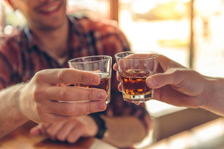 Uống rượu bia hoàn toàn có thể ngày càng tăng nguy hại thực hiện ung thư.