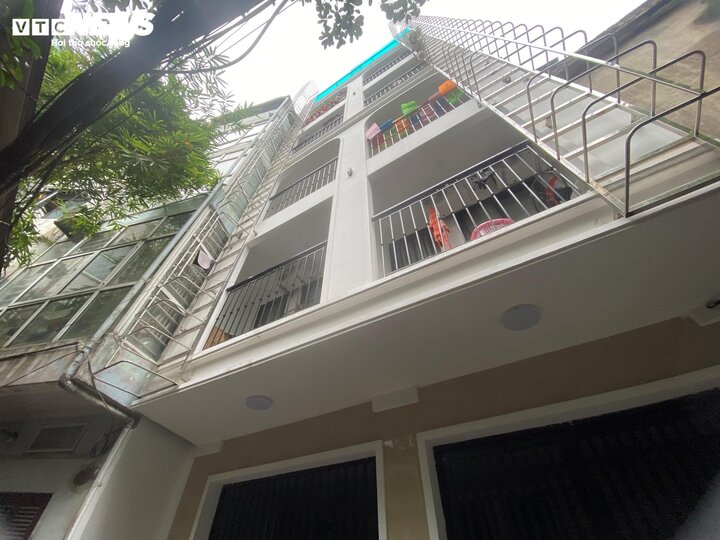 Cầu thang thoát hiểm được thiết kế phía ngoài ban công của một căn chung cư mini ở Đội Cấn (quận Ba Đình).