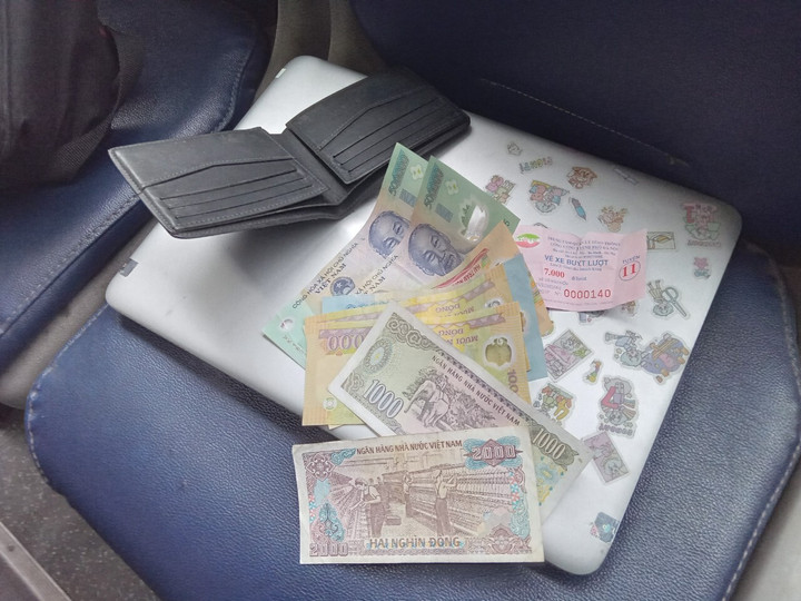 Tài sản nữ sinh A. để quên trên xe buýt.