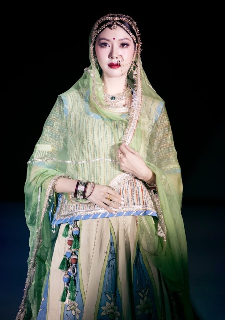 Á hậu Thúy Vân xuất hiện đầy bí ẩn trên sân khấu. Cô giữ vị trí vedette, diện trang phục rực rỡ, họa tiết đậm nét truyền thống kết hợp phụ kiện mang đặc trưng văn hóa Ấn Độ.