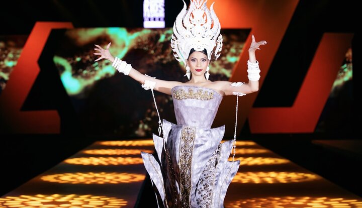 Á hậu Trương Thị May mặc trang phục đậm bản sắc văn hóa Khmer trong bộ sưu tập "Veasanea Kim". Cô vừa catwalk vừa múa điệu truyền thống của dân tộc. Đến nay, đã gần 2 thập kỷ hoạt động trong làng giải trí, Trương Thị May được đánh giá là mỹ nhân có đời tư "sạch", không tai tiếng.