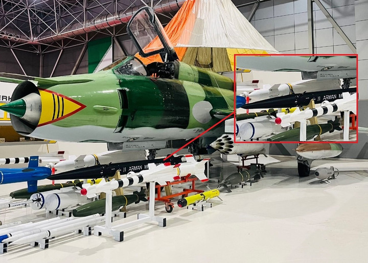 Su-22 Iran với tên lửa Arman.