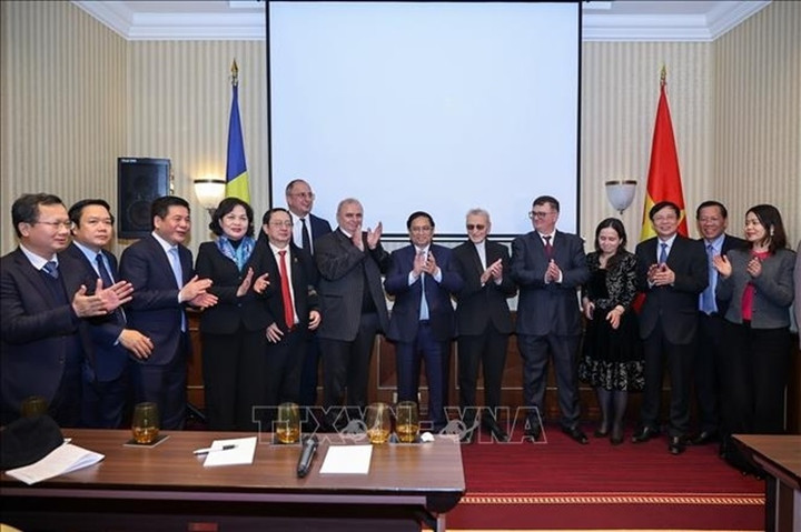 Thủ tướng Phạm Minh Chính với đại diện các Hội đoàn và bạn bè hữu nghị Romania. (Ảnh: Dương Giang/TTXVN)