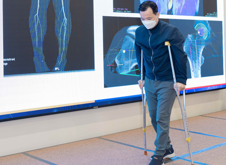 Bệnh nhân Thuận có thể tự mình ngồi dậy vững chắc và sau 10 ngày có thể một mình tập đi bằng nạng.