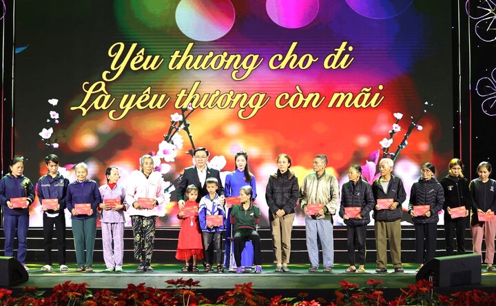 Chủ tịch Quốc hội Vương Đình Huệ tặng quà cho các gia đình có hoàn cảnh đặc biệt khó khăn.