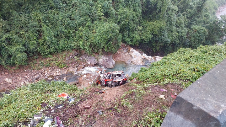 Xe khách rơi xuống vực sâu, khiến 2 người chết, 20 người bị thương