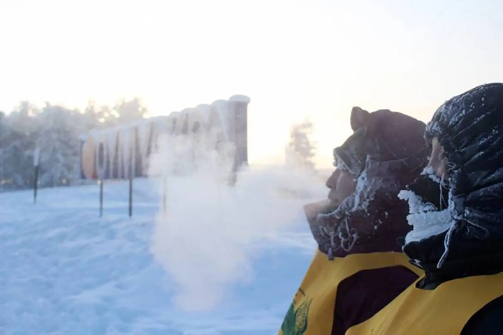 Học sinh nơi đây sẽ được nghỉ khi nhiệt độ xuống mức -52 độ C với học sinh từ 7 đến 11 tuổi. Khi nhiệt độ không khí giảm mạnh xuống còn -56 độ C, các học sinh lớn hơn cũng được cho nghỉ học. (Ảnh: Sakha Life/The Siberian Times)