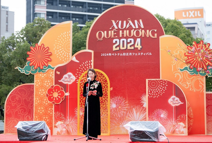 Bà Omagari Akie, Phó Thống đốc tỉnh Fukuoka, Nhật Bản trong trang phục Áo dài Việt Nam phát biểu chúc mừng sự kiện.