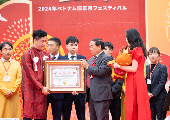 Tổ chức Kỷ lục Người Việt toàn cầu (VietWorld) xác nhận kỷ lục cho hoạt động “Áo dài xếp hình bản đồ Việt Nam ở nước ngoài (1.500 người).