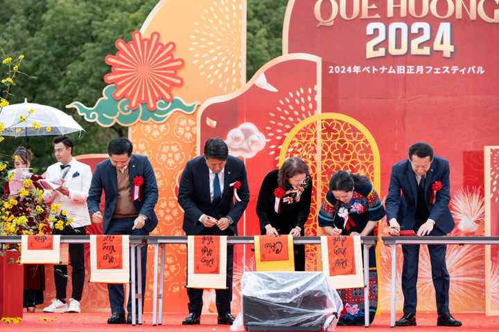 Ban tổ chức và quan khách thực hiện nghi thức “Khai bút đầu năm”.