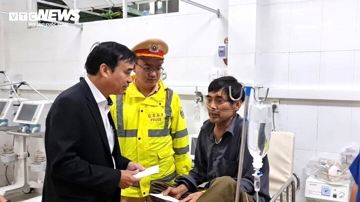 Ông Lê Trung Chinh, Chủ tịch UBND TP Đà Nẵng thăm nạn nhân đang điều trị tại Bệnh viện Đà Nẵng.