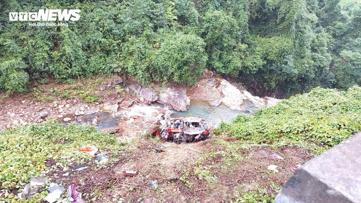 Đến 17h ngày 23/1, xe khách vẫn chưa được đưa lên.