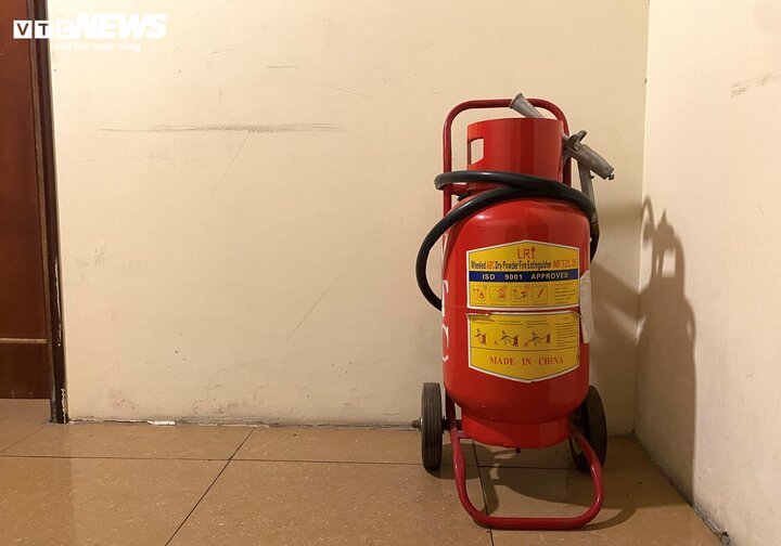 Một bình cứu hỏa cỡ lớn được trang bị tại một căn chung cư mini ở Mỹ Đình (Nam Từ Liêm, Hà Nội).