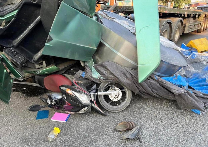 Cabin xe đầu kéo và xe máy bị cuộn tôn đè biến dạng, hư hỏng. (Ảnh: Phúc Văn)