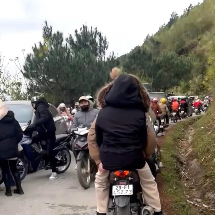 Băng giá phủ kín đỉnh Mẫu Sơn, du khách ùn ùn kéo đến ngắm - 5