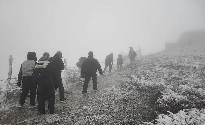 Bất chấp giá rét, du khách vẫn kéo lên đỉnh Mẫu Sơn để ngắm băng tuyết. (Ảnh: Nguyễn Minh Chuyển)