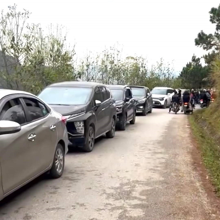 Băng giá phủ kín đỉnh Mẫu Sơn, du khách ùn ùn kéo đến ngắm - 3