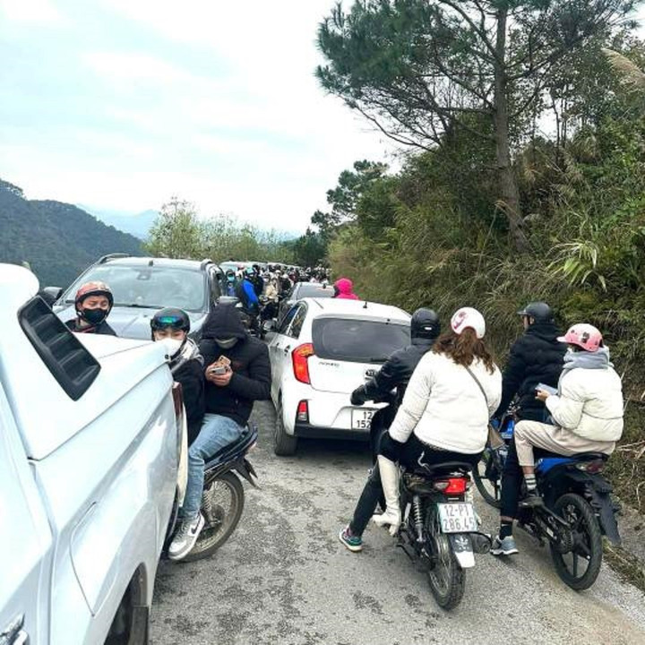 Băng giá phủ kín đỉnh Mẫu Sơn, du khách ùn ùn kéo đến ngắm - 4