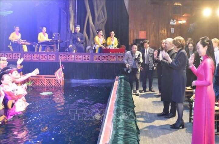 Phu nhân Chủ tịch nước - bà Phan Thị Thanh Tâm cùng Phu nhân Tổng thống Cộng hòa Liên bang Đức - bà Elke Büdenbender tặng hoa các nghệ sĩ Nhà hát múa rối Thăng Long.